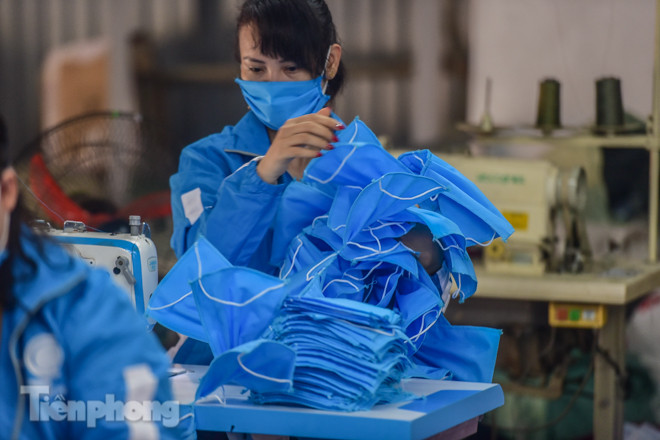 Chủ xưởng áo mưa sản xuất 4 vạn khẩu trang phát miễn phí cho học sinh ảnh 8