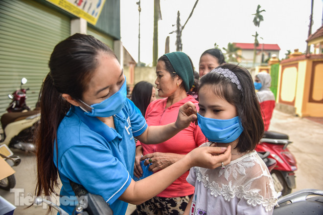 Chủ xưởng áo mưa sản xuất 4 vạn khẩu trang phát miễn phí cho học sinh ảnh 12