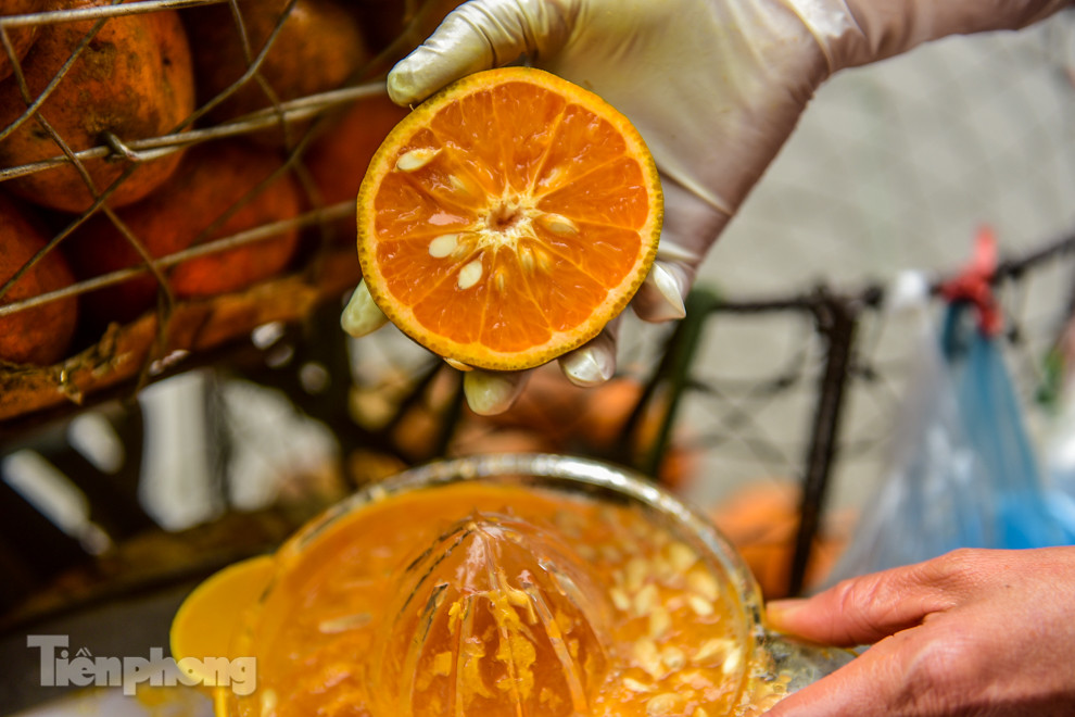 'Hốt bạc' nhờ vắt nước cam trên phố Hà Nội thời dịch Covid-19 ảnh 8