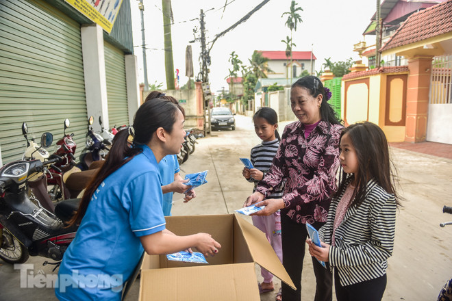 Chủ xưởng áo mưa sản xuất 4 vạn khẩu trang phát miễn phí cho học sinh ảnh 11