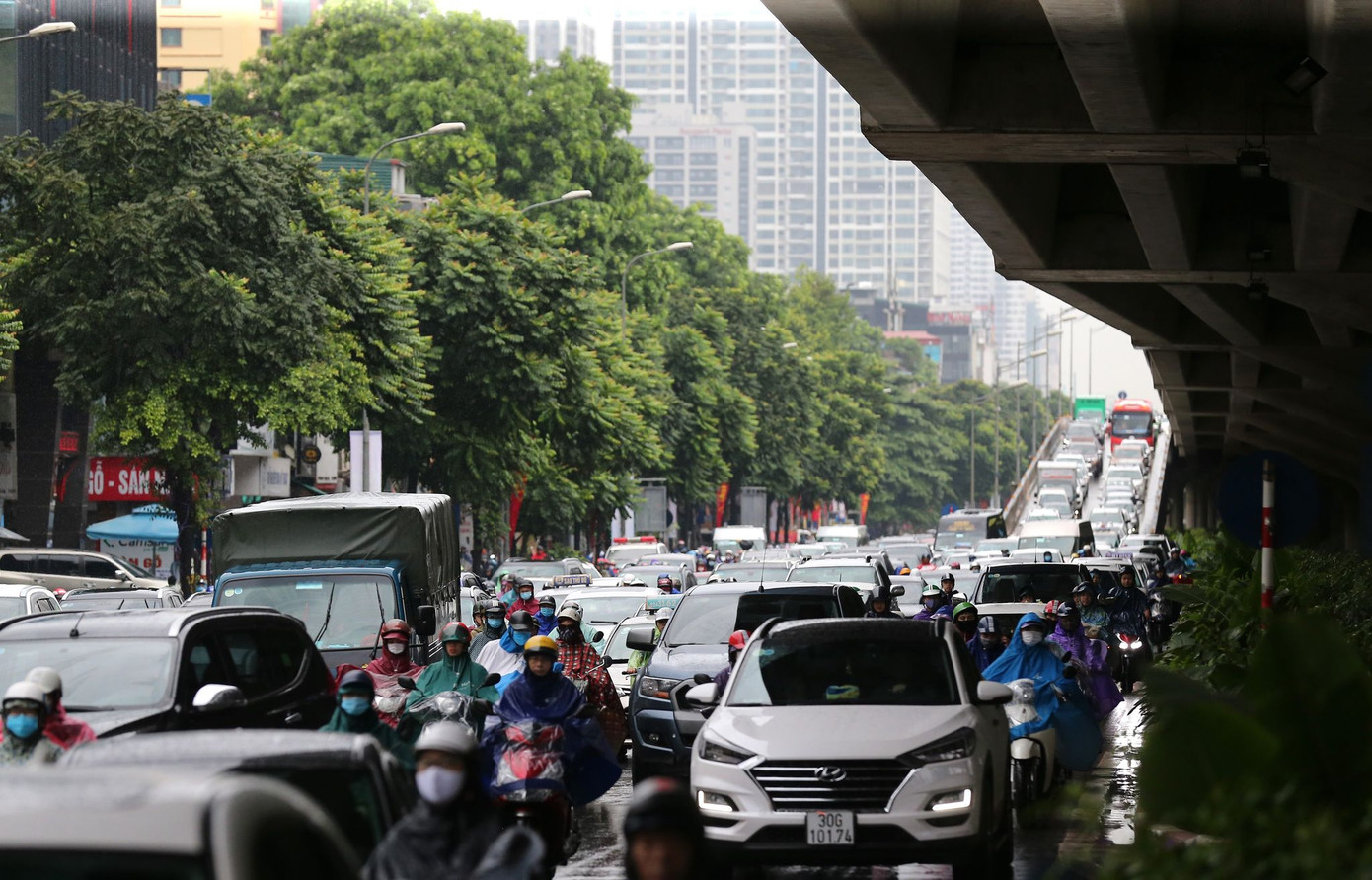 Vật vã vượt 'biển người' tới công sở dưới cơn mưa Hà thành ảnh 13