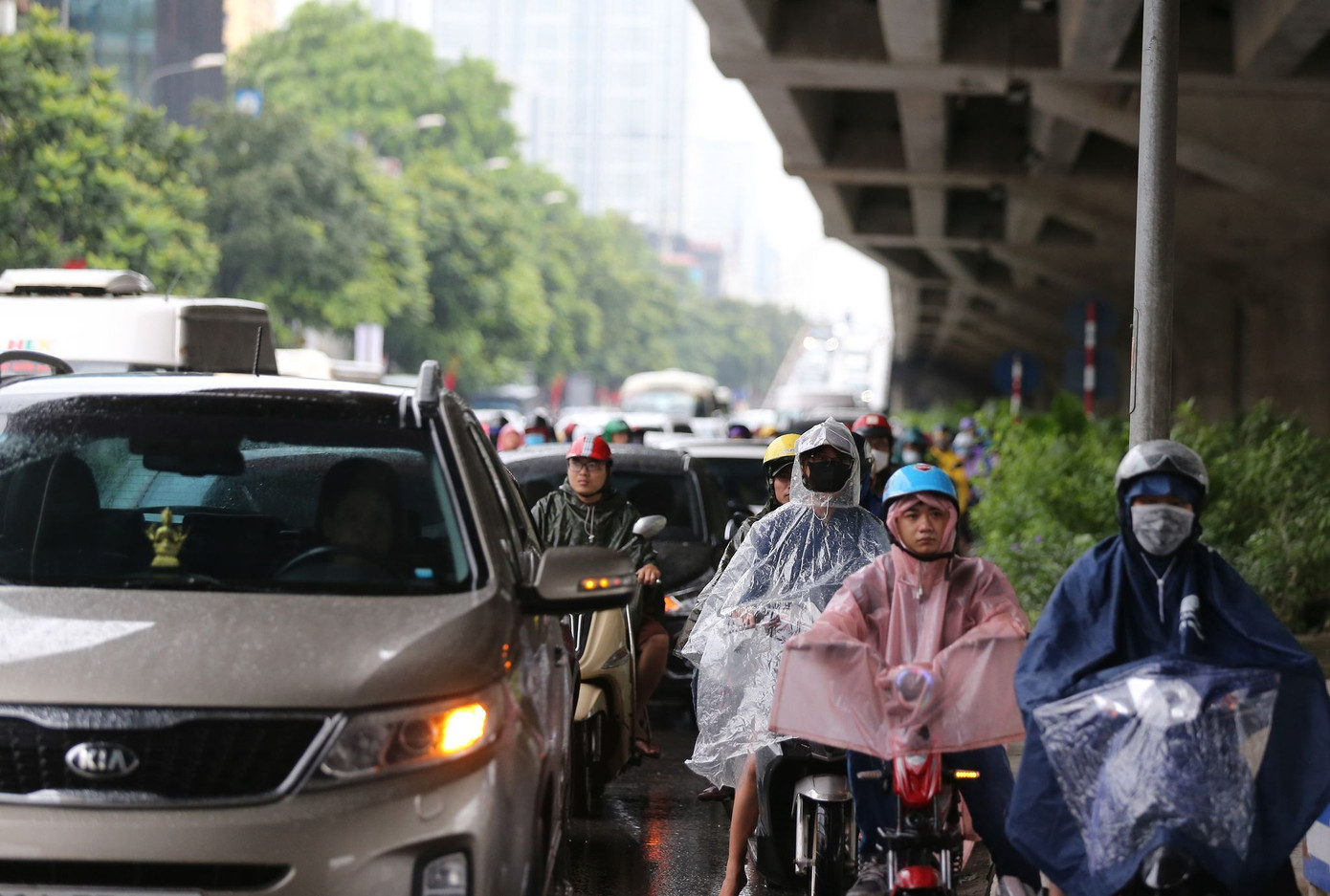 Vật vã vượt 'biển người' tới công sở dưới cơn mưa Hà thành ảnh 14