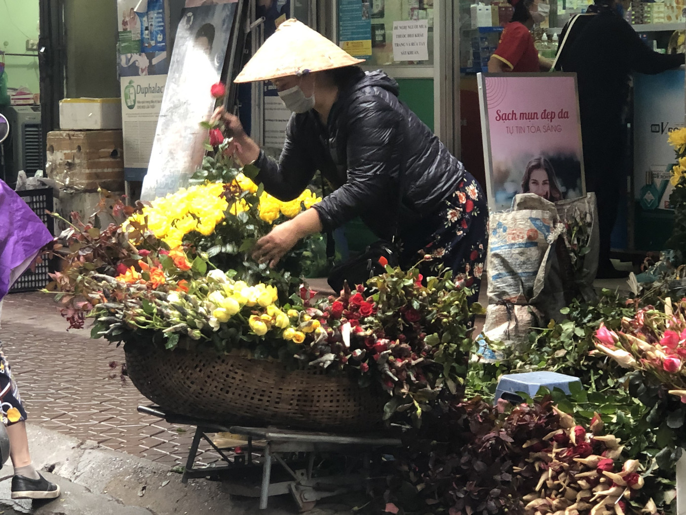 Các mặt hàng hoa được đẩy giá lên cao trong ngày rằm tháng Giêng. Hoa được nhiều người dân lựa chọn cúng vào ngày rằm nhất là hoa hồng, hoa cúc... giá hoa hồng và hoa cúc đắt gấp đôi so với thời điểm vài ngày trước. Cụ thể: hoa hồng 10.000 đồng/bông, hoa cúc 5.000 đồng/cành Hàng tiêu dùng ngày Rằm tháng Giêng: Thực phẩm ổn định, hoa tăng giá ảnh 6