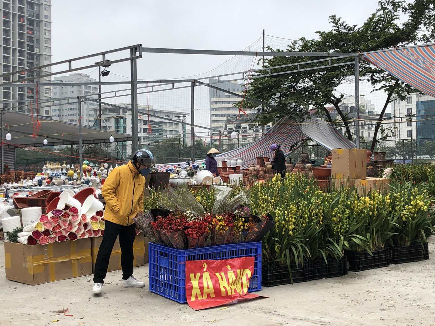 Dịch COVID-19 bùng phát, tiểu thương bán hoa Tết đồng loạt treo biển xả hàng ảnh 4