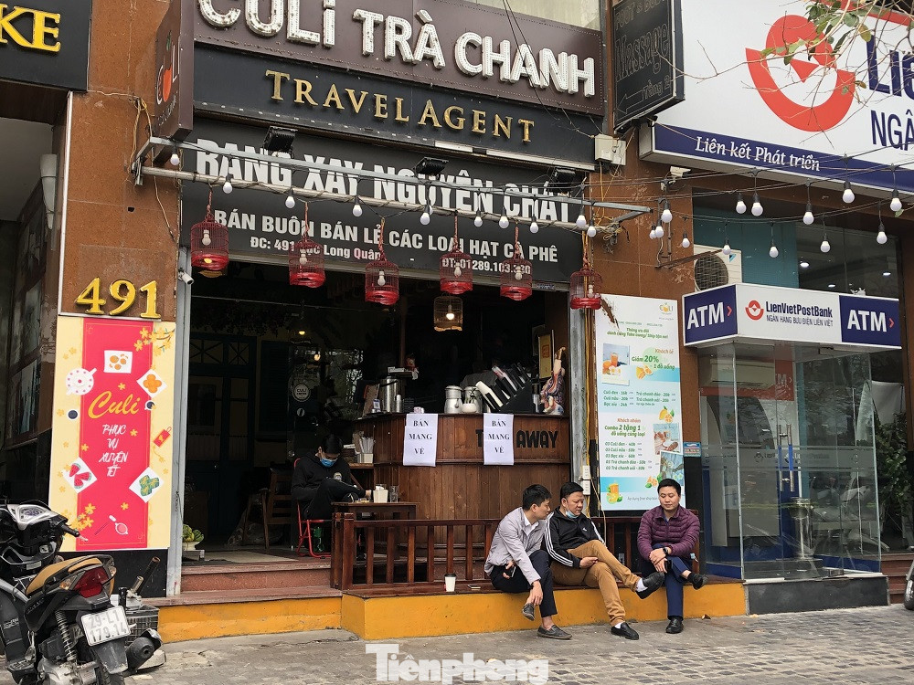 Nhiều quán cà phê, trà đá, hàng ăn vỉa hè tại Hà Nội vô tư đón khách ảnh 6