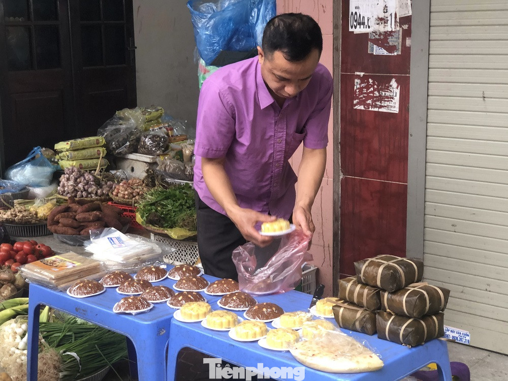 Bên cạnh các thực phẩm tươi sống, hoa quả thì các loại thực phẩm được chế biến sẵn, mua về có thể sử dụng ngay là chè trôi nước, xôi (gấc, đậu xanh, giò, bánh chưng) cũng được người dân lựa chọn nhiều. Hàng tiêu dùng ngày Rằm tháng Giêng: Thực phẩm ổn định, hoa tăng giá ảnh 8