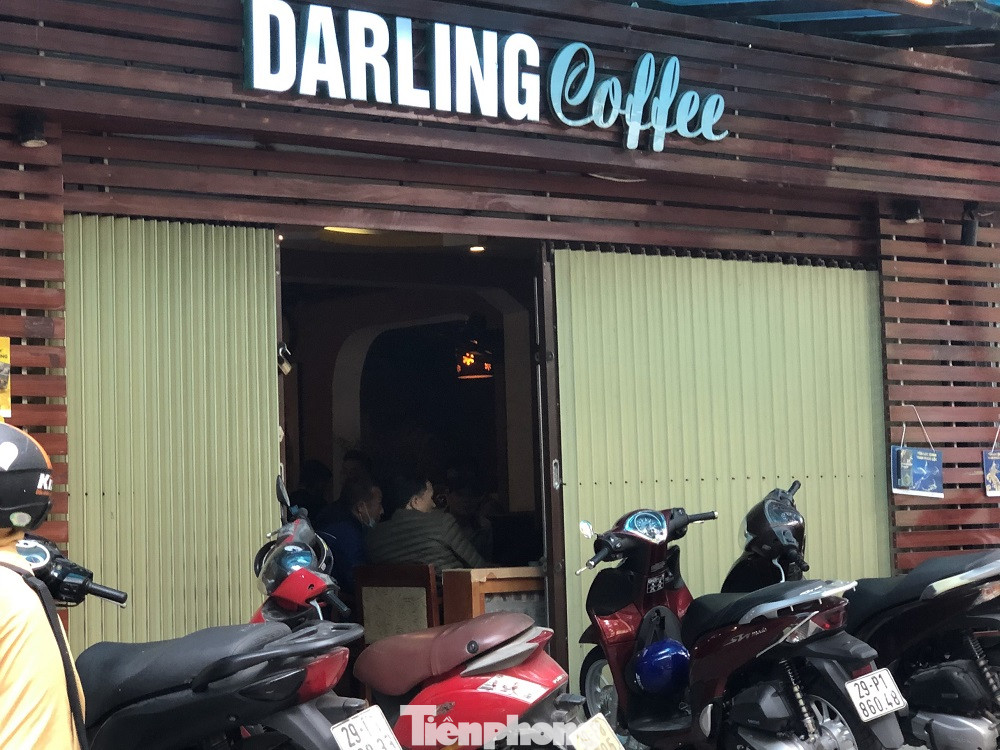 Nhiều quán cà phê, trà đá, hàng ăn vỉa hè tại Hà Nội vô tư đón khách ảnh 3