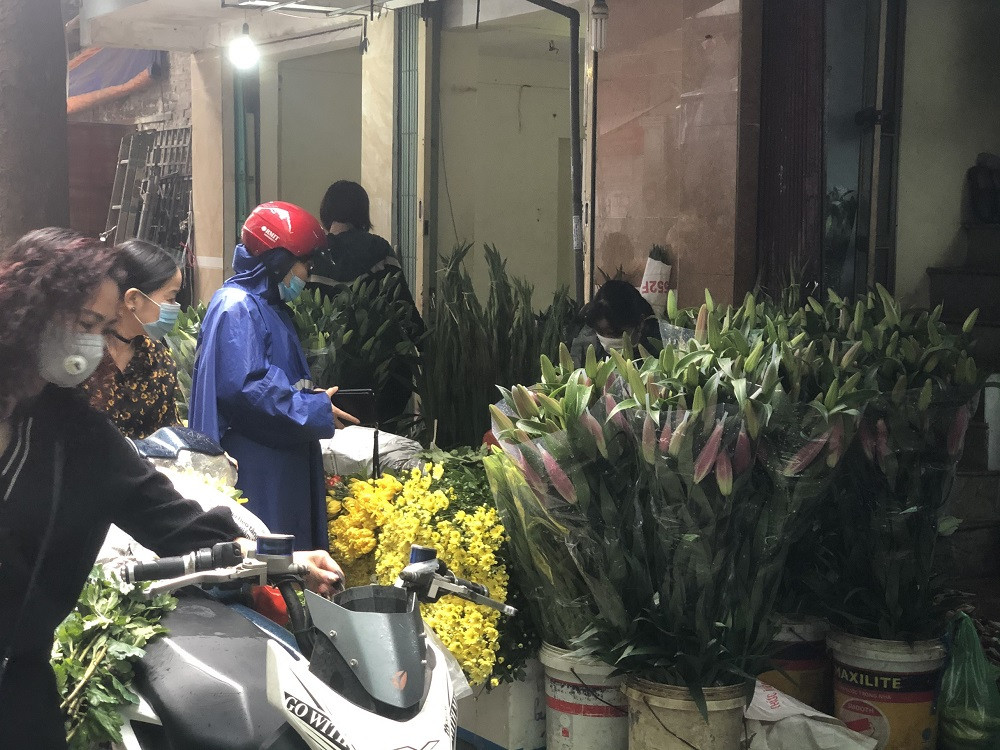 Hàng tiêu dùng ngày Rằm tháng Giêng: Thực phẩm ổn định, hoa tăng giá ảnh 7