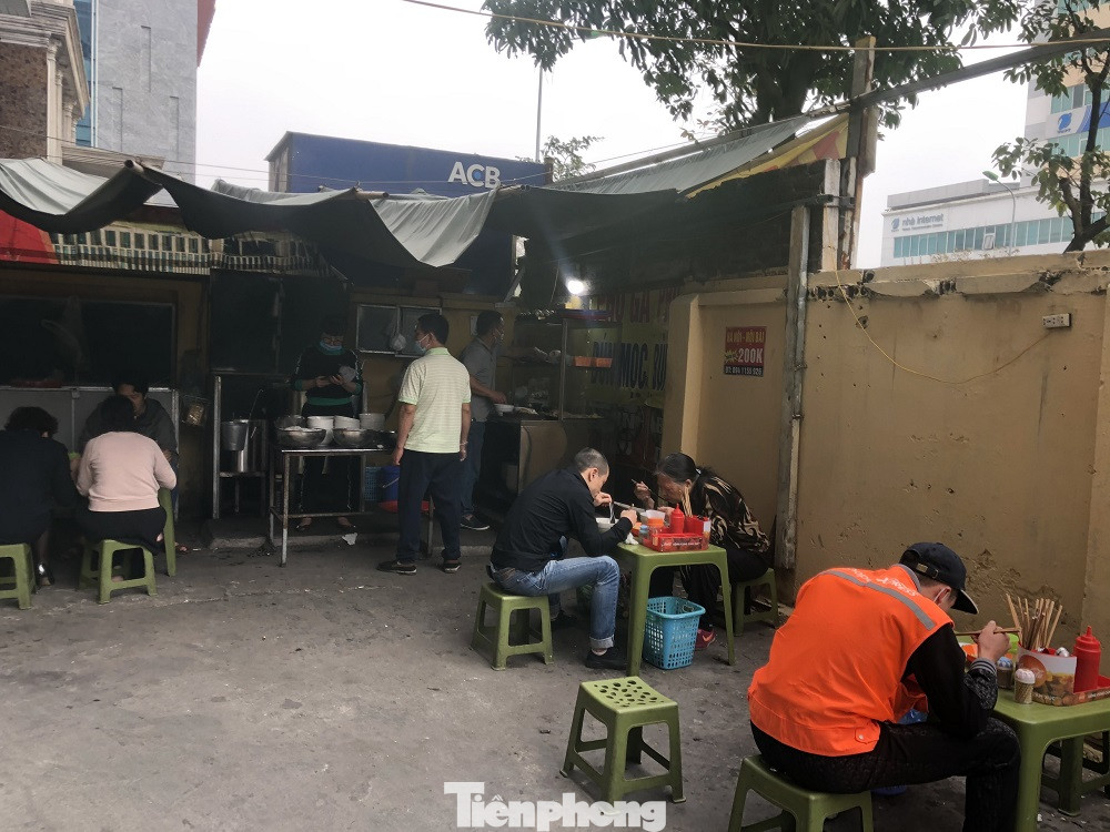 Nhiều quán cà phê, trà đá, hàng ăn vỉa hè tại Hà Nội vô tư đón khách ảnh 10