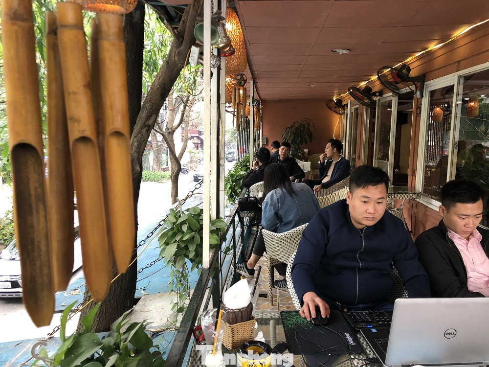 Nhiều quán cà phê, trà đá, hàng ăn vỉa hè tại Hà Nội vô tư đón khách ảnh 5