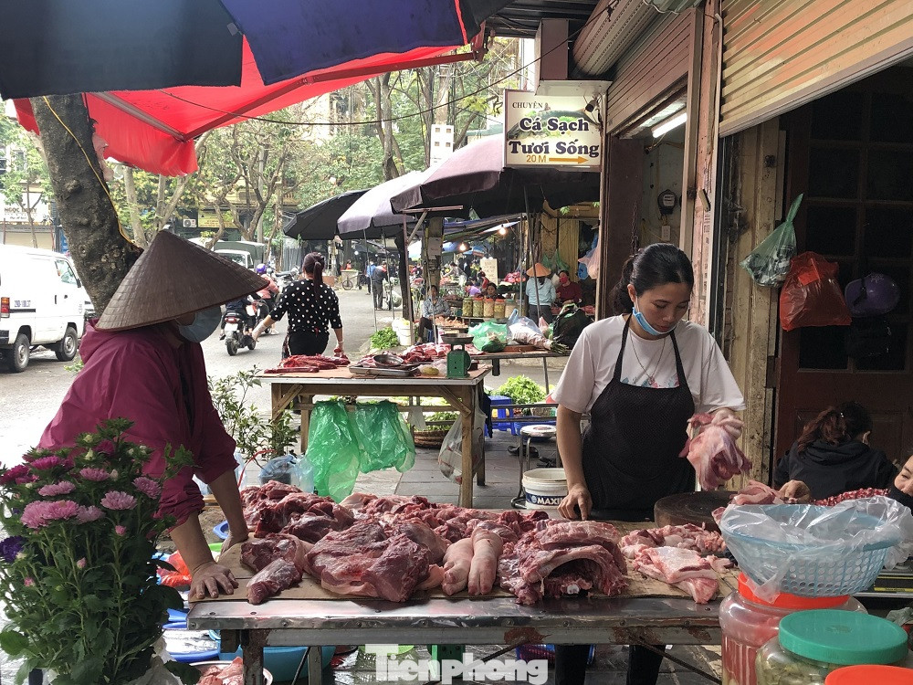 Giá thịt lợn tại các chợ đang đứng yên, giá dao động khoảng 130.000 - 140.000 đồng/kg Hàng tiêu dùng ngày Rằm tháng Giêng: Thực phẩm ổn định, hoa tăng giá ảnh 3