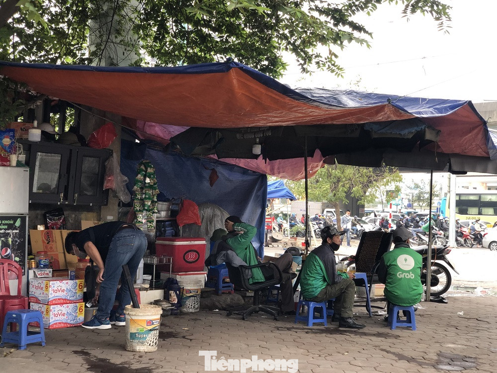 Nhiều quán cà phê, trà đá, hàng ăn vỉa hè tại Hà Nội vô tư đón khách ảnh 9