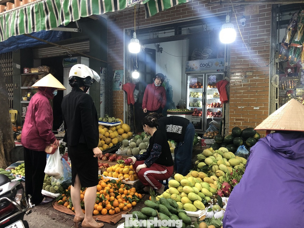 Trong mâm cúng ngày rằm, ngoài các món xào nấu, món canh hay món kho (từ các loại rau củ, quả...), thì nhất thiết mâm cúng phải có trái cây. Theo quan sát cả buổi chợ sáng, các mặt hàng trái cây được rất nhiều khách lựa chọn, nhưng so với ngày thường và ngày trước Tết thì năm nay hoa quả giá ổn định, thậm chí giảm hơn so với thời điểm Tết. Cụ thể như: thanh long trắng có giá 55.000 đồng/kg, thanh long đỏ 50.000 đồng/kg, xoài cát chu 50.000 đồng/kg, dưa hấu 25.000 đồng/kg. Hàng tiêu dùng ngày Rằm tháng Giêng: Thực phẩm ổn định, hoa tăng giá ảnh 4