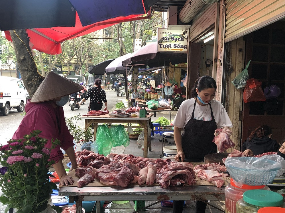 Hàng tiêu dùng ngày Rằm tháng Giêng: Thực phẩm ổn định, hoa tăng giá ảnh 3