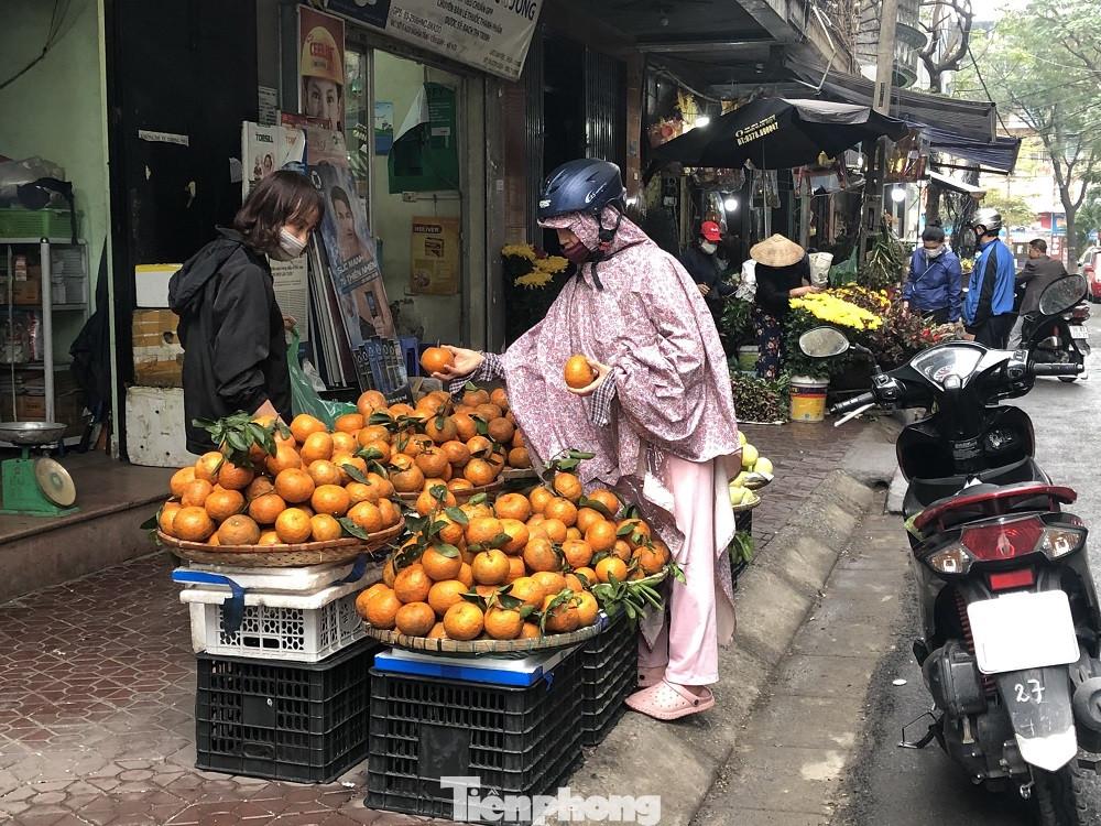 Giá cam xe thồ có giá 8.000 đồng/kg, giá cam tại quầy có giá 13.000 đồng/kg Hàng tiêu dùng ngày Rằm tháng Giêng: Thực phẩm ổn định, hoa tăng giá ảnh 5