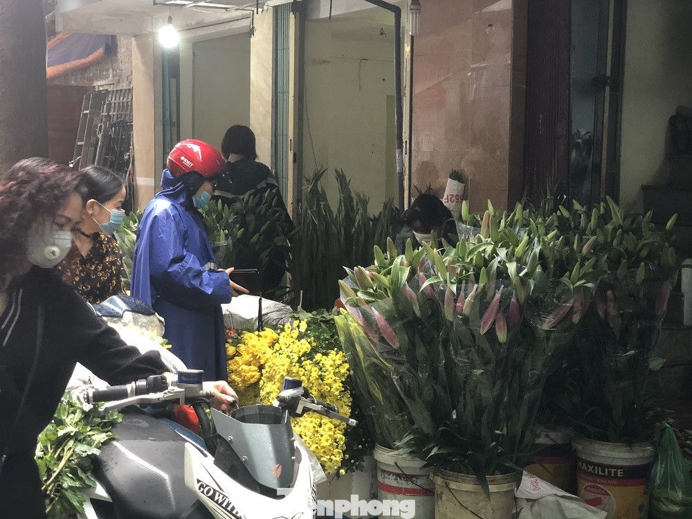 Ghé sang hàng hoa ly, một trong những hoa cũng được nhiều người dân quan tâm, so với ngày bình thường cũng đã "nhảy vọt" lên 15.000 đồng/cành, tăng khoảng 20%. Hàng tiêu dùng ngày Rằm tháng Giêng: Thực phẩm ổn định, hoa tăng giá ảnh 7