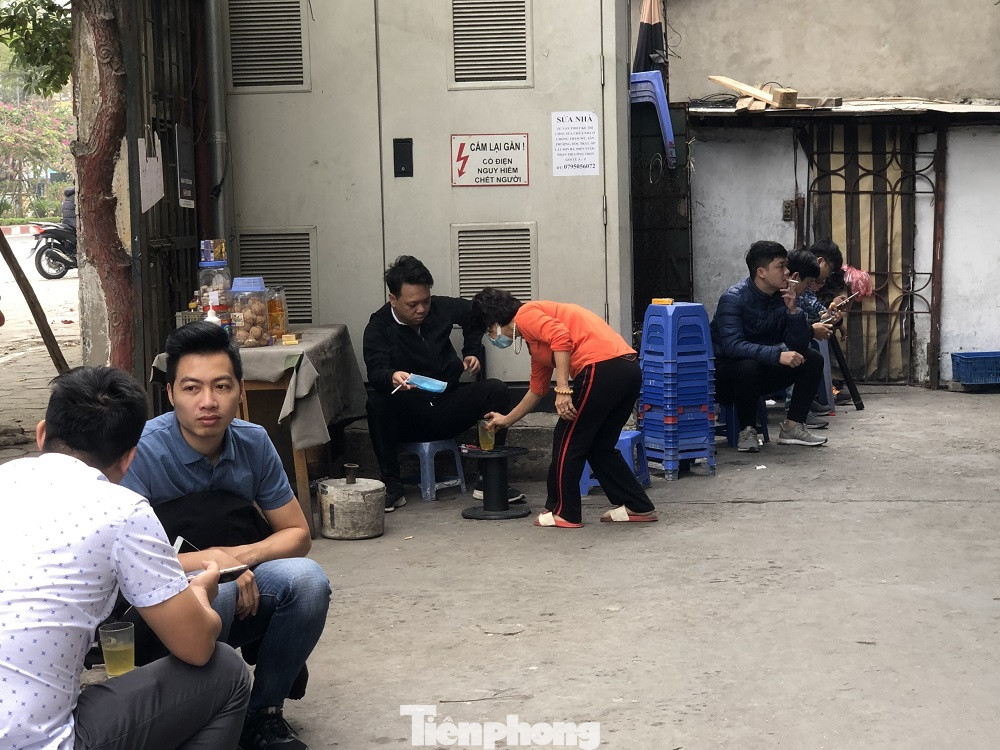 Nhiều quán cà phê, trà đá, hàng ăn vỉa hè tại Hà Nội vô tư đón khách ảnh 8