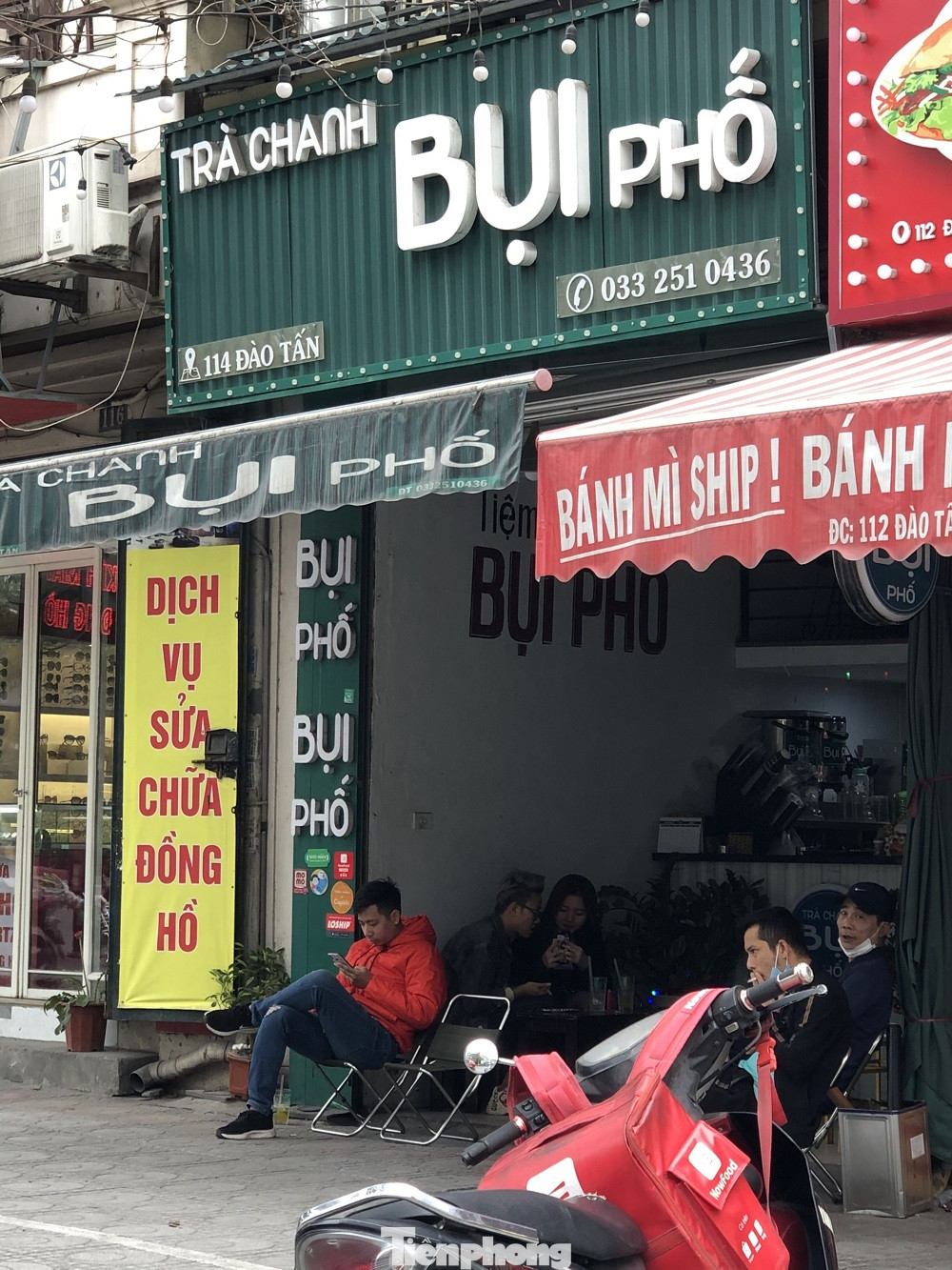 Nhiều quán cà phê, trà đá, hàng ăn vỉa hè tại Hà Nội vô tư đón khách ảnh 7