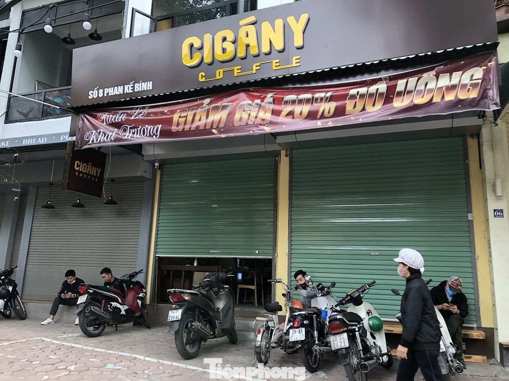 Nhiều quán cà phê, trà đá, hàng ăn vỉa hè tại Hà Nội vô tư đón khách ảnh 2