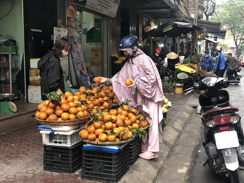 Hàng tiêu dùng ngày Rằm tháng Giêng: Thực phẩm ổn định, hoa tăng giá ảnh 5