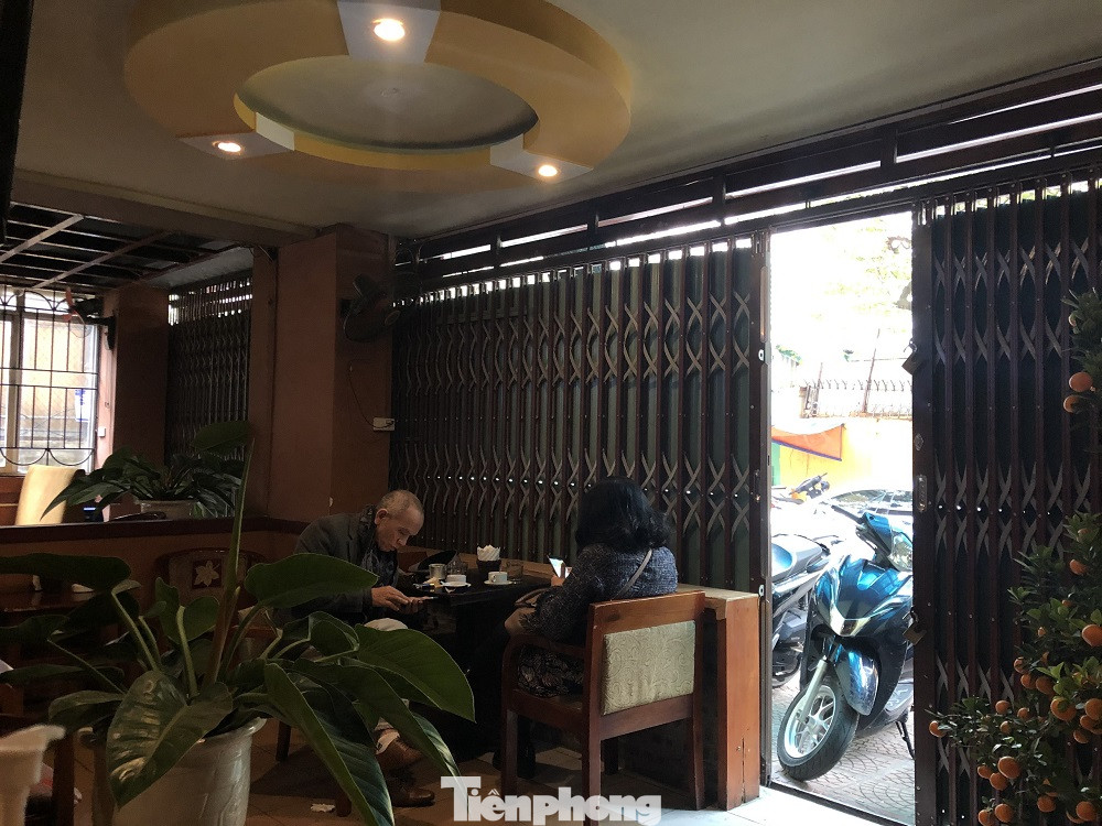 Nhiều quán cà phê, trà đá, hàng ăn vỉa hè tại Hà Nội vô tư đón khách ảnh 4