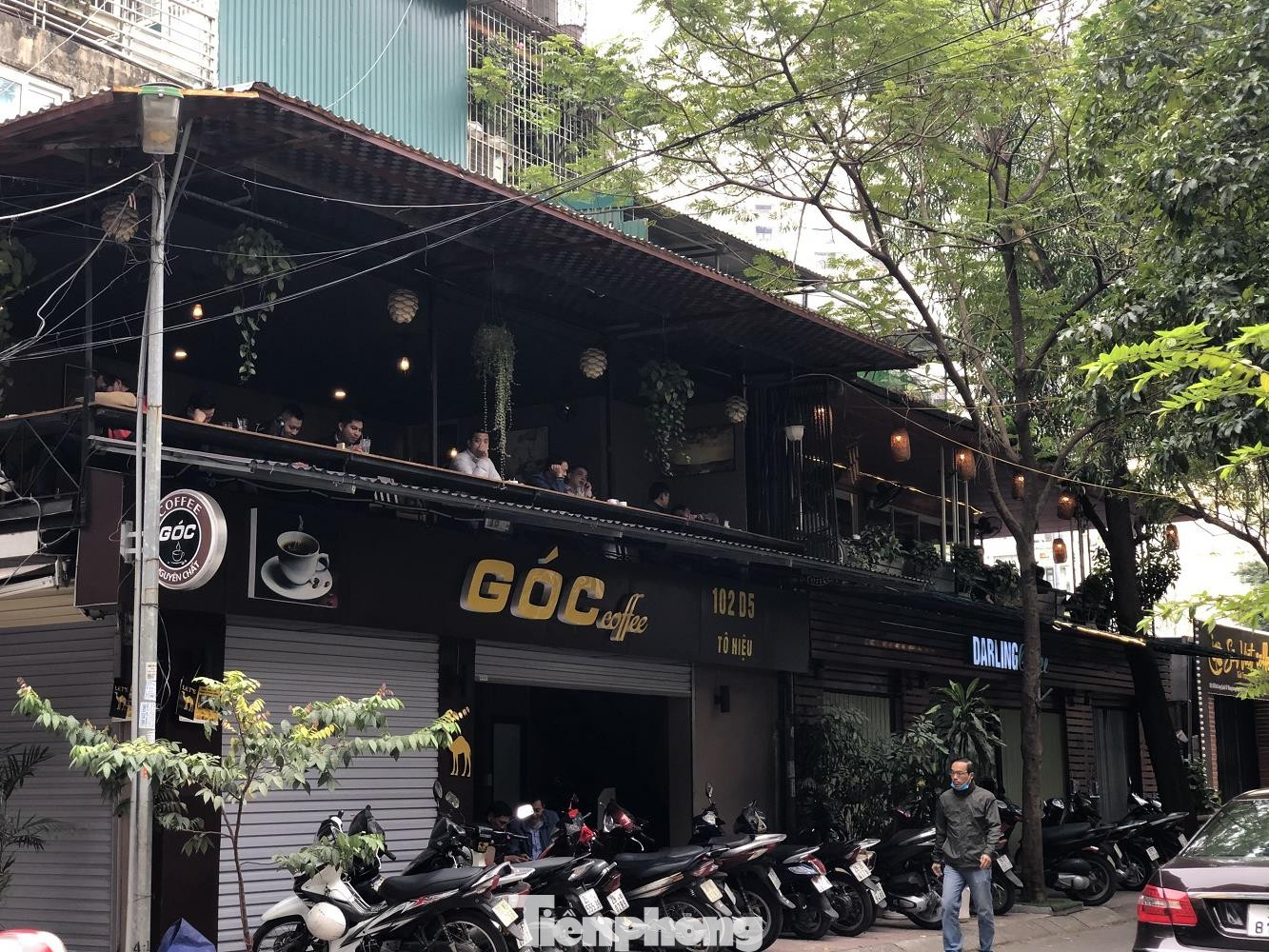 Nhiều quán cà phê, trà đá, hàng ăn vỉa hè tại Hà Nội vô tư đón khách ảnh 1