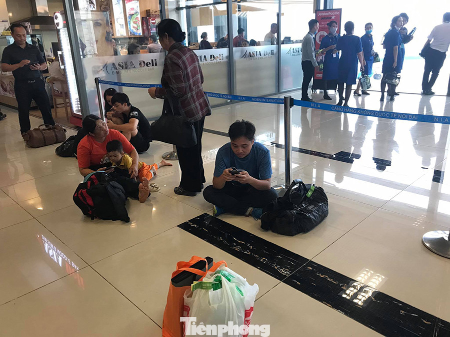 Máy bay hạ cánh trượt, Tân Sơn Nhất đóng cửa, nhiều sân bay náo loạn 'tắc' theo ảnh 3