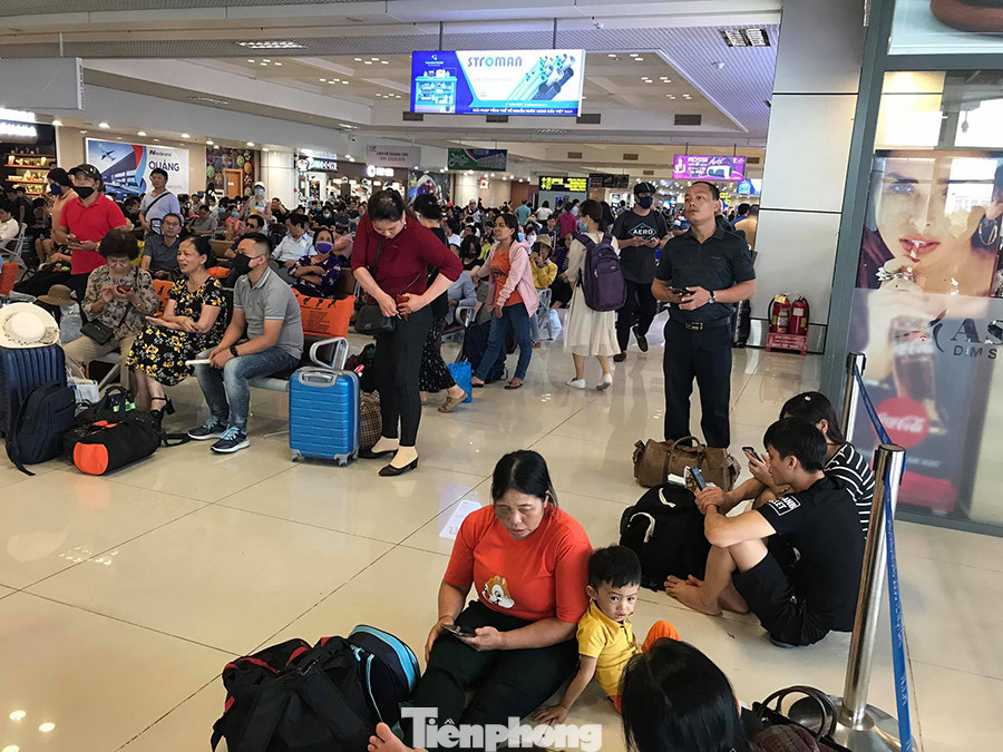 Máy bay hạ cánh trượt, Tân Sơn Nhất đóng cửa, nhiều sân bay náo loạn 'tắc' theo ảnh 5