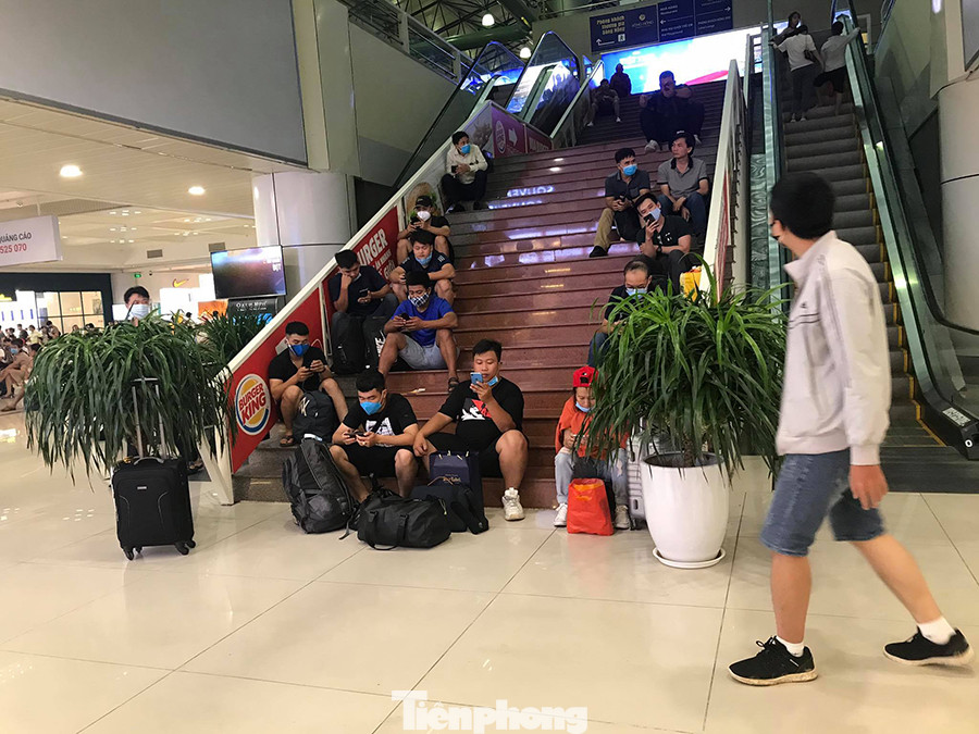 Máy bay hạ cánh trượt, Tân Sơn Nhất đóng cửa, nhiều sân bay náo loạn 'tắc' theo ảnh 4