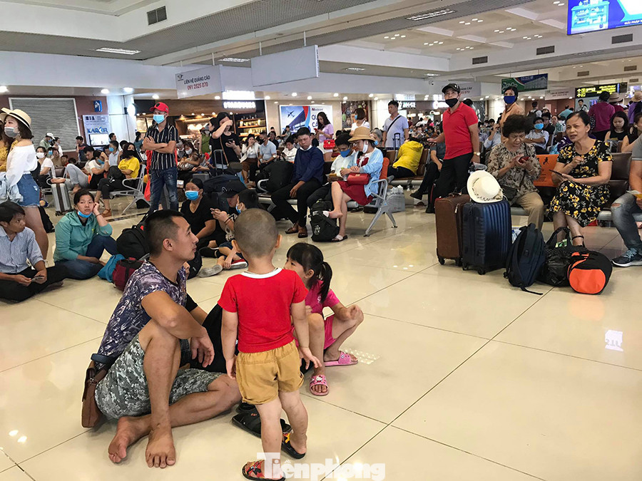 Máy bay hạ cánh trượt, Tân Sơn Nhất đóng cửa, nhiều sân bay náo loạn 'tắc' theo ảnh 8