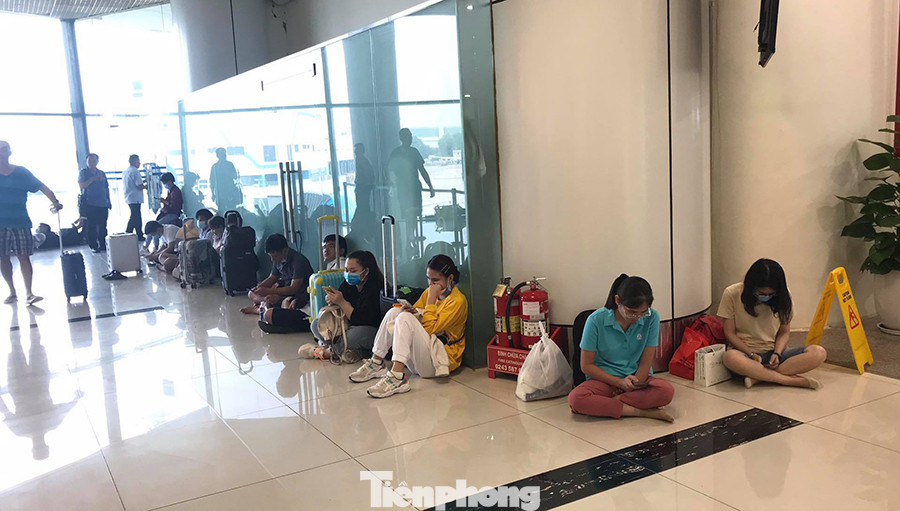 Máy bay hạ cánh trượt, Tân Sơn Nhất đóng cửa, nhiều sân bay náo loạn 'tắc' theo ảnh 9