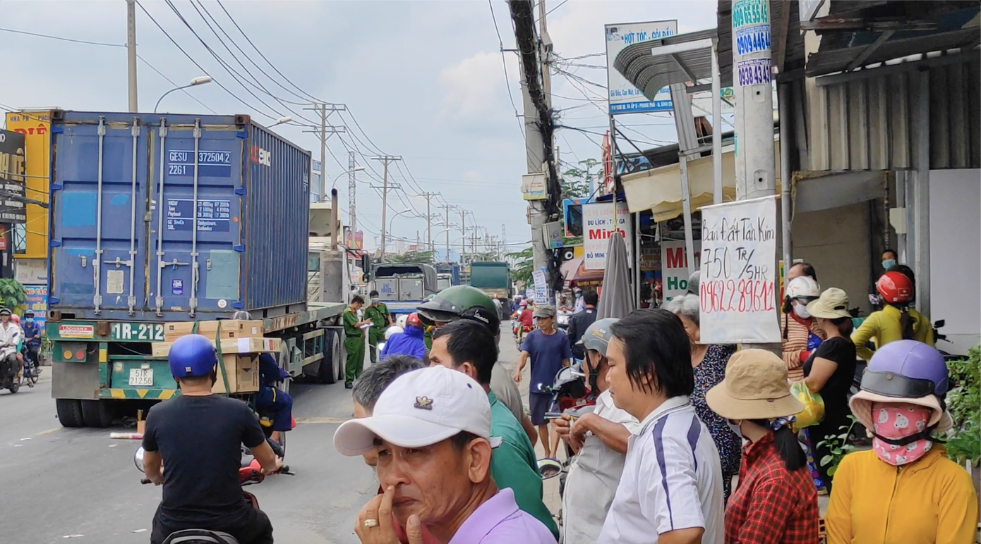 Tránh nắp cống, người đàn ông bị xe container kéo lê hàng chục mét ảnh 2