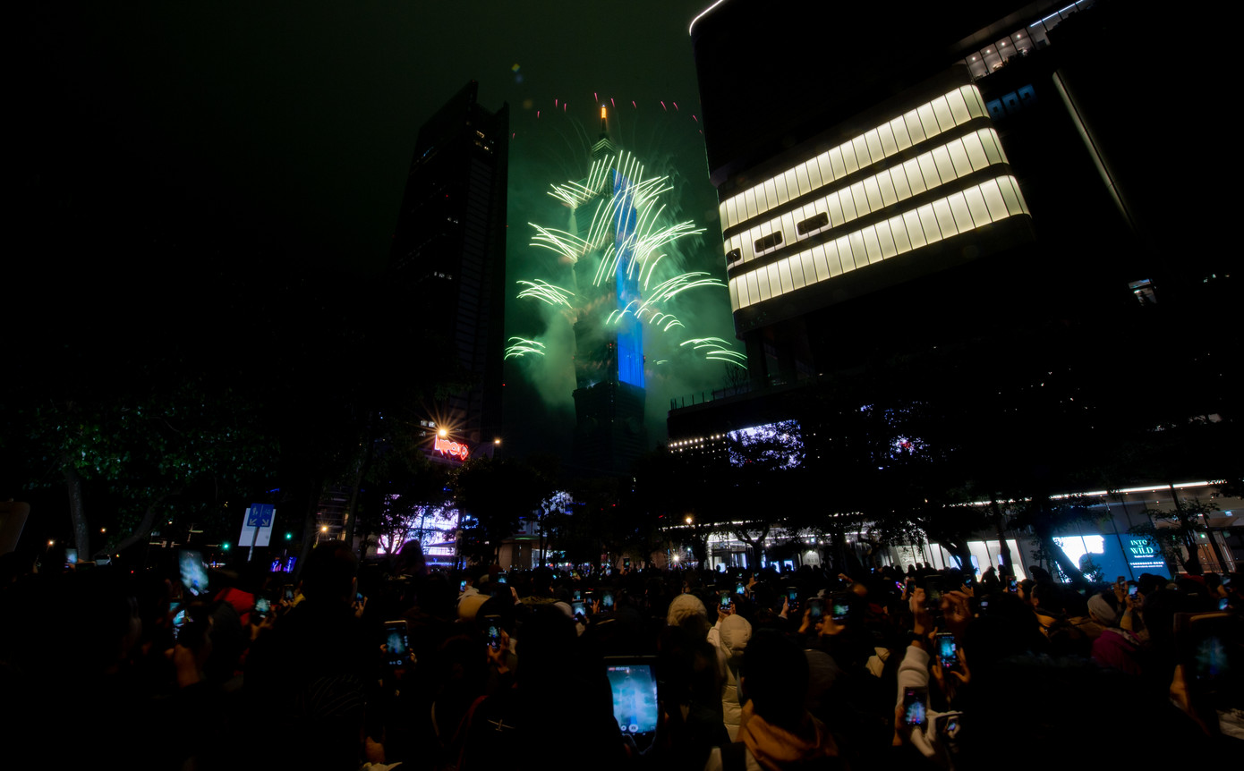 Bữa tiệc mừng năm mới 2020 rực rỡ sắc màu trên khắp thể giới ảnh 2