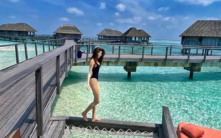 Hồ Ngọc Hà diện bikini sexy, khoe vòng ba căng mẩy tại Maldives ảnh 4