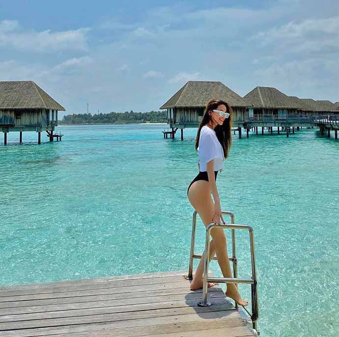 Hồ Ngọc Hà diện bikini sexy, khoe vòng ba căng mẩy tại Maldives ảnh 2