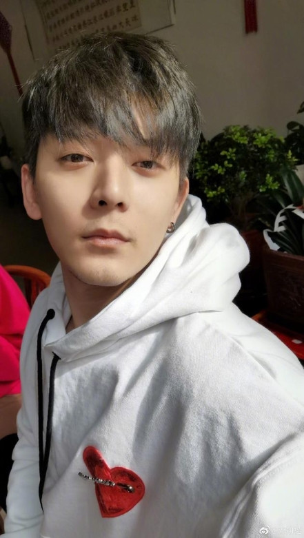 Ca sĩ Trung Quốc bị cấm lên máy bay, cách ly vì nghi nhiễm Covid-19 ảnh 1