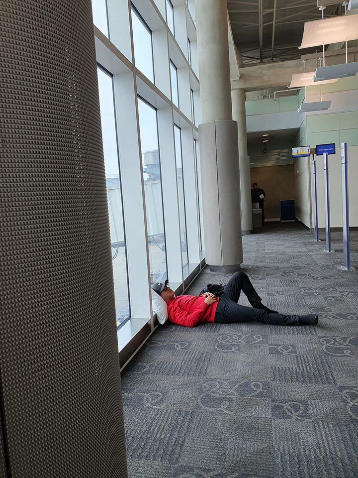 Tuấn Hưng đăng ảnh nằm vạ vật ở sân bay Mỹ, than làm nghệ sĩ khổ ảnh 2