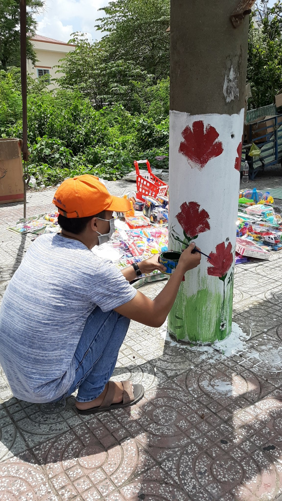 'Cột điện nở hoa' giữa lòng thành phố Vĩnh Long ảnh 2