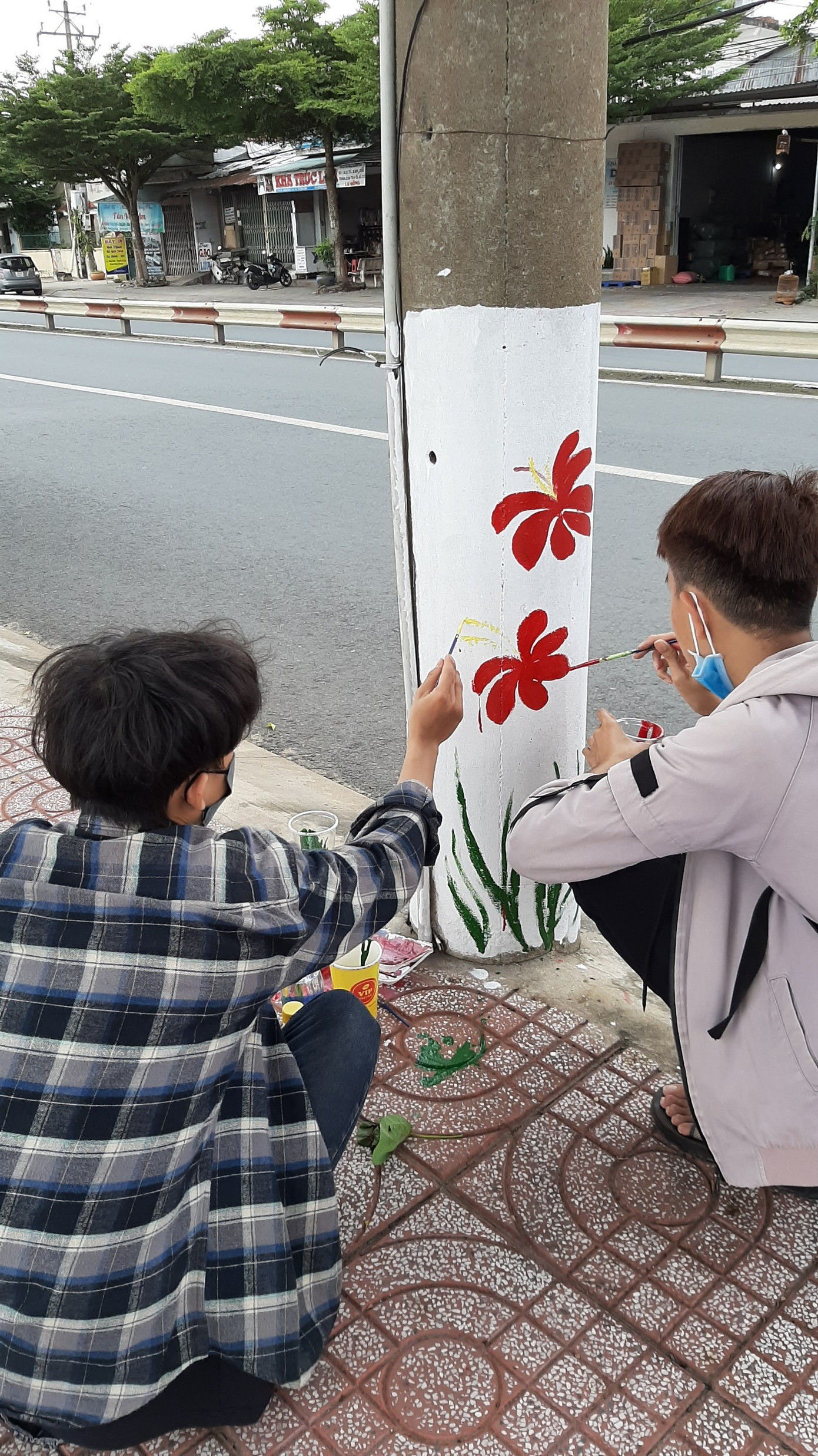 'Cột điện nở hoa' giữa lòng thành phố Vĩnh Long ảnh 5