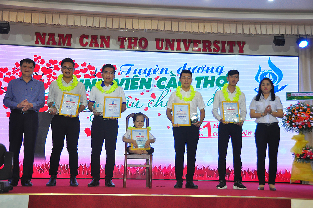 Cảm động với nghị lực của nữ sinh nhiễm chất độc da cam ​ ảnh 2