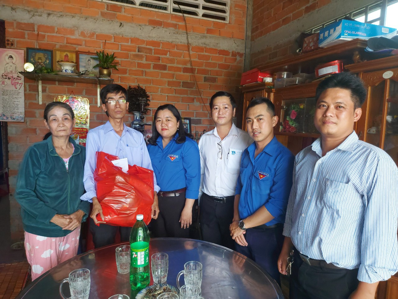 Tỉnh đoàn Bến Tre chúc Tết cán bộ Đoàn có hoàn cảnh khó khăn ảnh 2