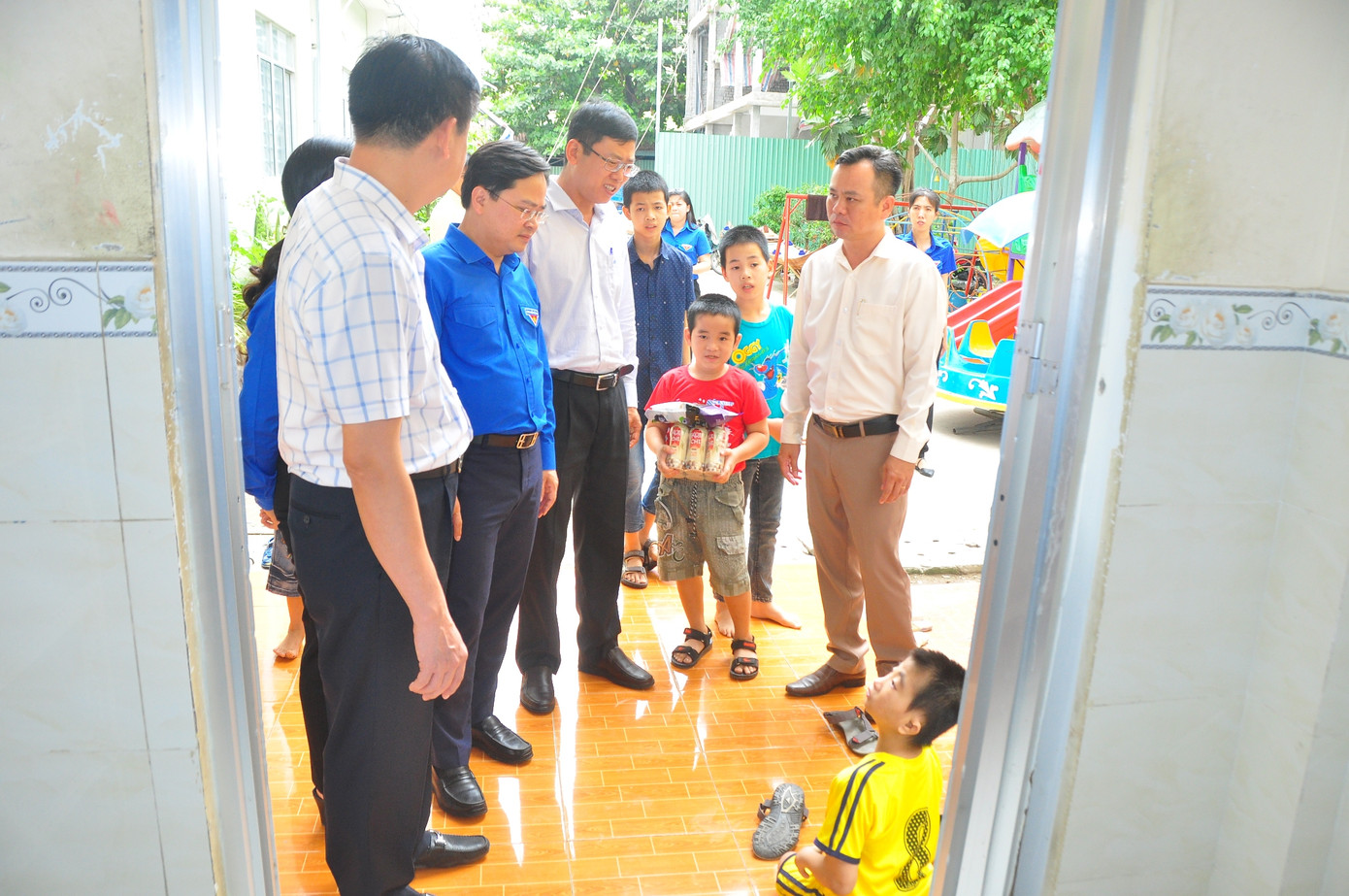 Bí thư Trung ương Đoàn tặng quà cho thiếu nhi Cần Thơ ảnh 10