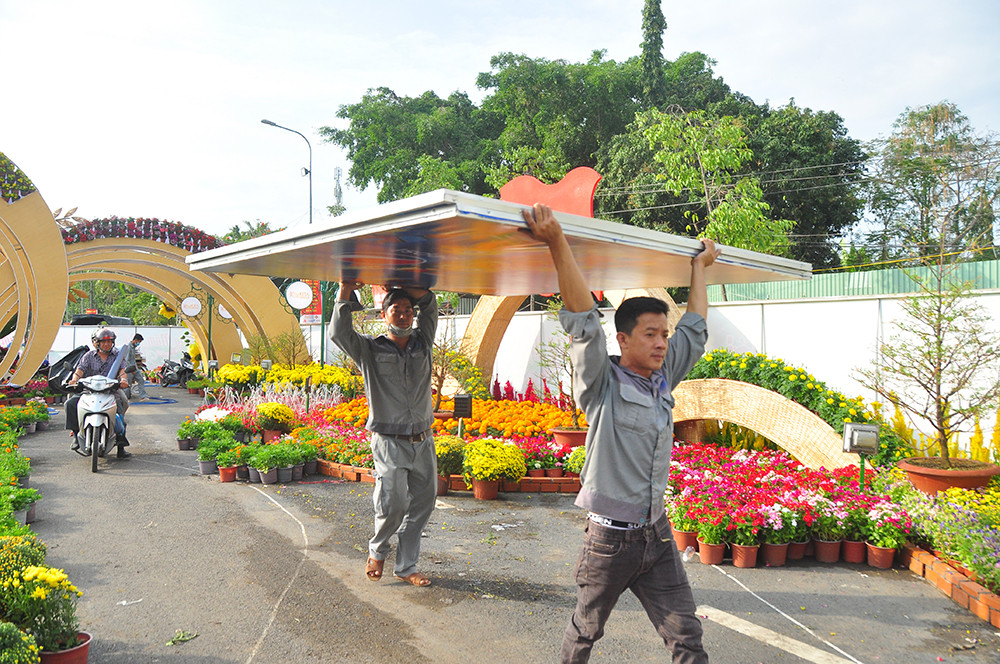 'Trâu lái phi thuyền' và nhiều mô hình đẹp mắt tại đường hoa Xuân Cần Thơ ảnh 9