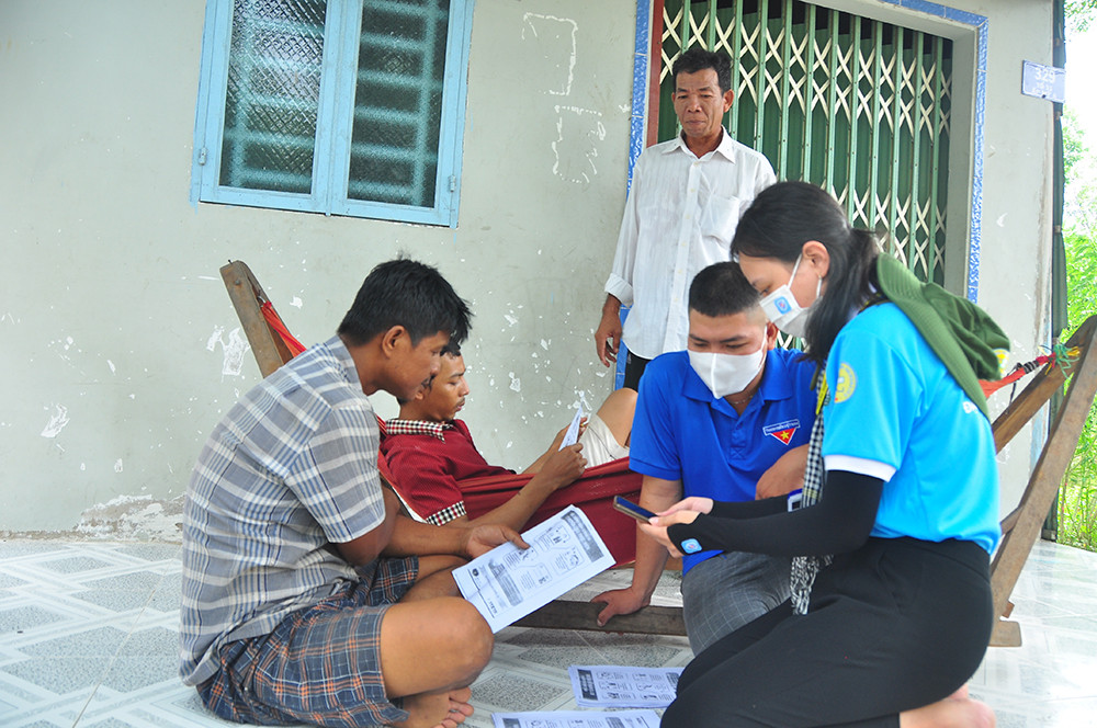 Chiến sỹ tình nguyện 'gõ từng nhà' tuyên truyền phòng dịch ở biên giới ảnh 17