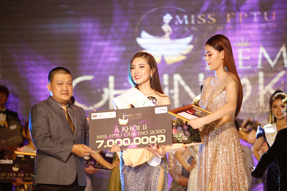 Hoa hậu Đỗ Mỹ Linh trao vương miện cho tân Hoa khôi đại học FPT Cần Thơ ảnh 8