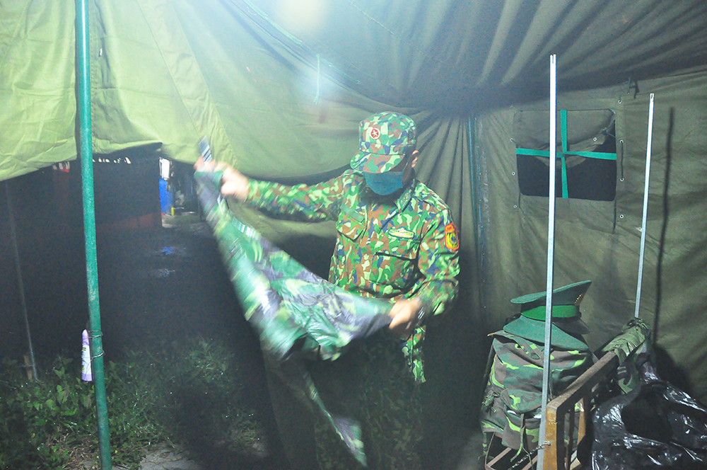 Chiến sỹ biên phòng trắng đêm phòng dịch nơi cửa ngõ biên cương ảnh 15