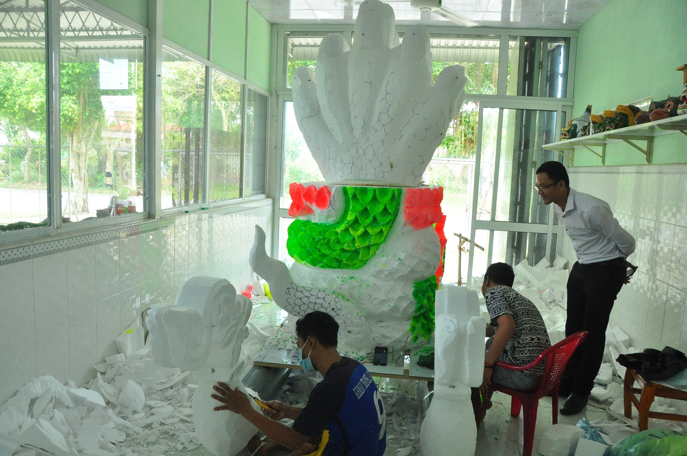 Sinh viên Trà Vinh tất bật làm hoa đăng cho lễ hội Ok Om Bok ảnh 5