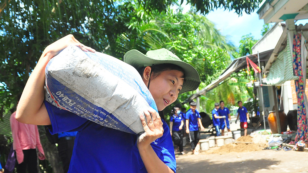 Thanh niên tình nguyện đội nắng tiếp sức mùa thi ảnh 6