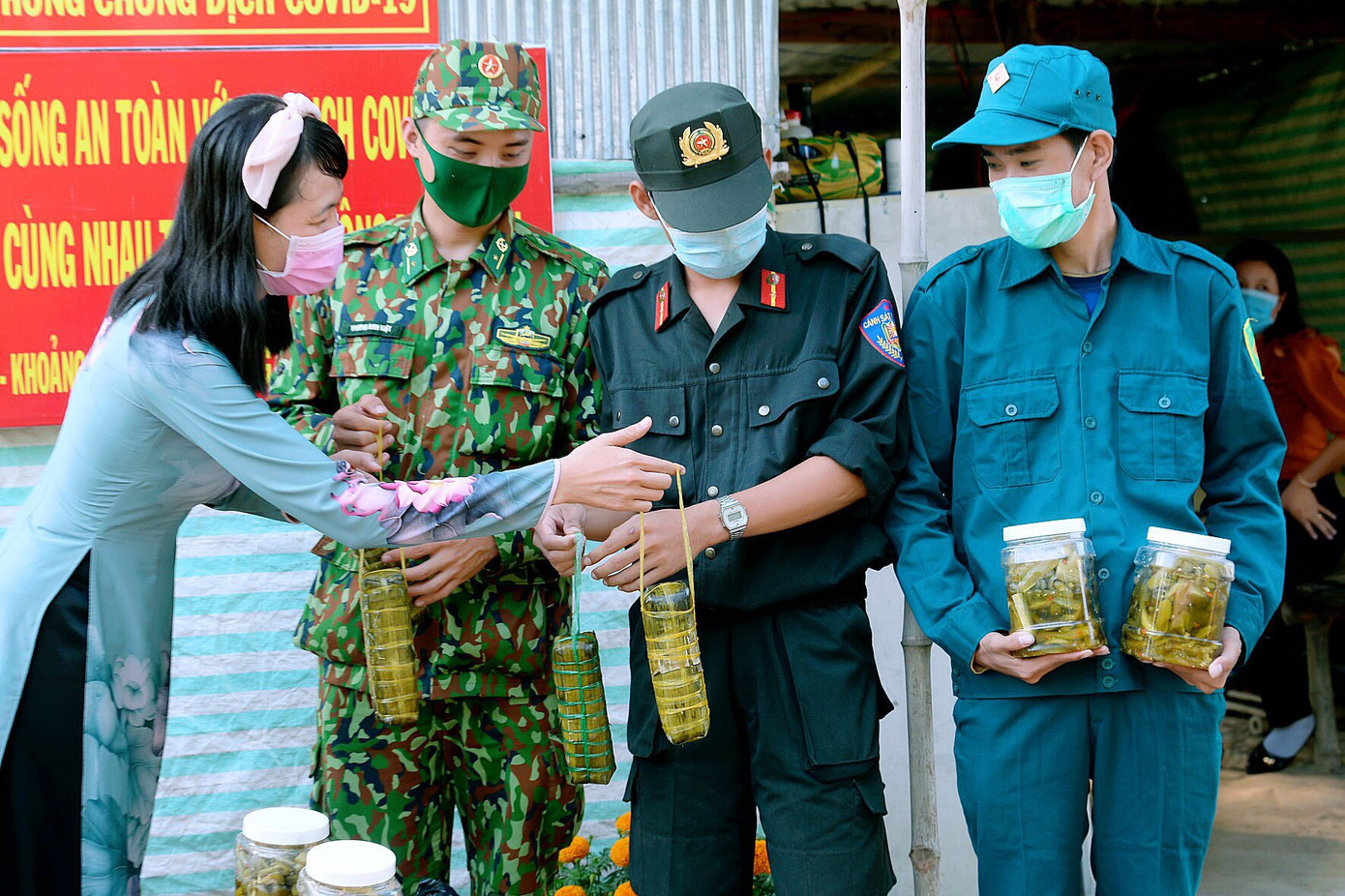 Cảm động cô giáo 1 chân mang bánh tét tiếp sức bộ đội chống dịch ảnh 5