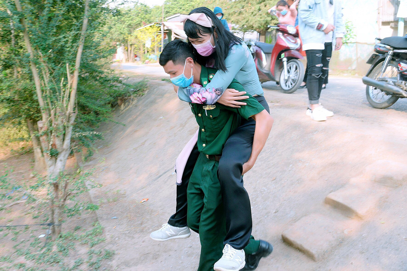 Cảm động cô giáo 1 chân mang bánh tét tiếp sức bộ đội chống dịch ảnh 6